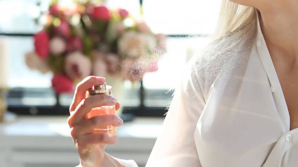 چرا نباید عطر را به پوست مالید؟